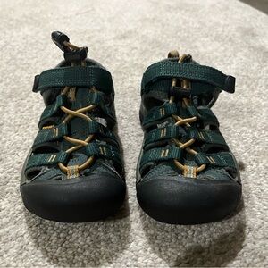 Green and Black Outdoor Sandals with Adjustable Straps
